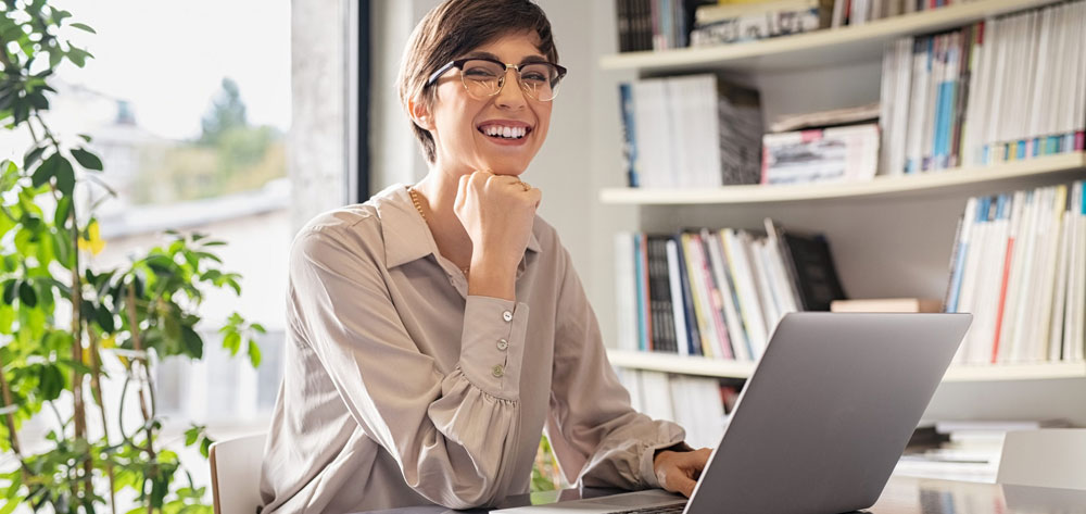 mujer oficina laptop
