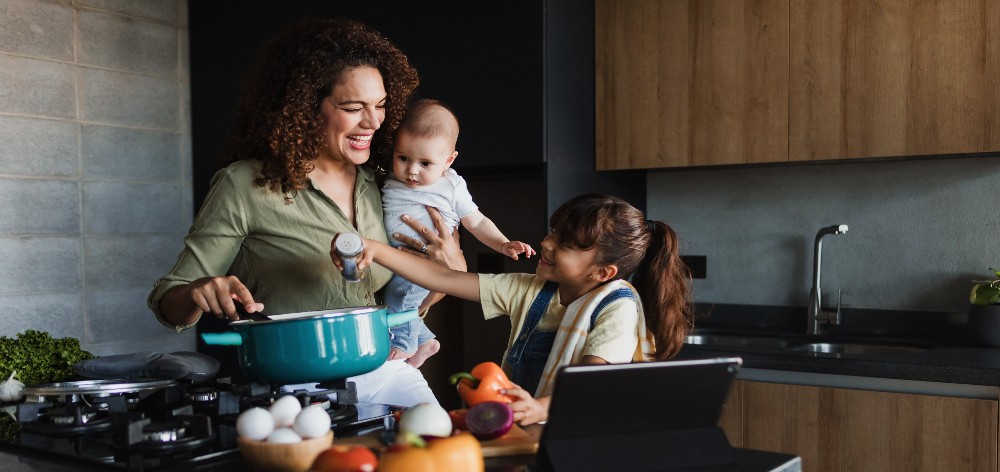 mamá con hijos en la cocina