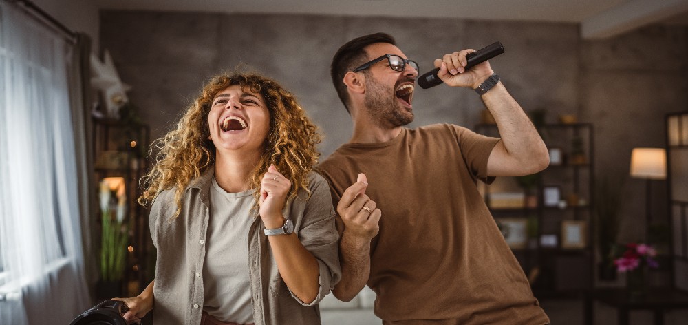 personas cantando en una sala karaoke